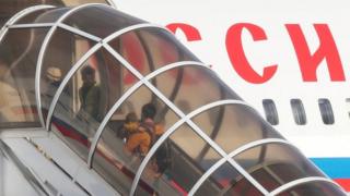 Бывшие сотрудники посольства России садятся в самолет в аэропорту Станстед