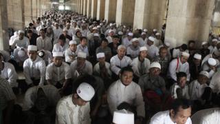 salat jumat di masjid istiqlal