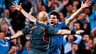 El alemán Michael Ballack le reclama airadamente al árbitro noruego Tom Henning Ovrebo.