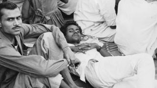కిరోసిన్ సంక్షోభాన్ని నివారించాలని కోరుతూ 1966లో కలకత్తా సమీపంలో నిరాహారదీక్ష చేస్తున్న కమ్యూనిస్టులు