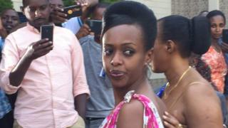 Diane Rwigara, umwe mu bipfuza kugwanira ikibanza c'umukuru w'igihugu (aherekejwe na nyina kwiyandikisha)