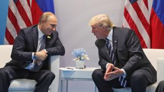 Putin ile Trump Hamburg'da yüz yüze görüşmede yan yana oturuyor.