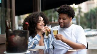 Casal tomando cerveja