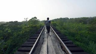 Migrante sobre el tren conocido como La Bestia en México.