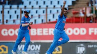 शार्दुल ठाकुर विकेट झटकने के बाद झूमते हुए.