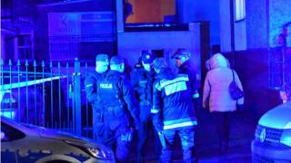 Пожарные машины прибыли на место пожара в 17.00 по местному времени