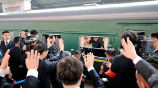 El tren norcoreano con el líder Kim Jon-un saludando desde la ventana.