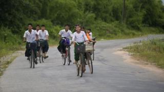 မြန်မာကျောင်းသူကျောင်းသားများ စက်ဘီးဖြင့် ကျောင်းဆင်းကျောင်းတက်မြင်ကွင်း