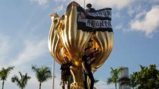 ผู้ประท้วงบางส่วนล่ามตัวเองเข้ากับประติมากรรม เมื่อคืนวันพุธ (28 มิ.ย.)