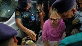 ২০১৮ সালে যখন খালেদা জিয়াকে হাসপাতালে নেয়া হয়েছিল তখনকার ছবি
