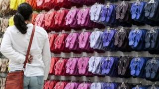 রঙধনু রঙের স্যান্ডেল দোকানে সাজানো