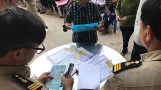 Hơn 100 người Campuchia gốc Việt thuộc Quận Chbar Ampov đến đăng ký nhận Thẻ Ngoại Kiều hôm 23/4