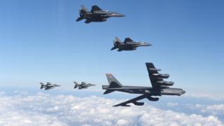 米軍のB-52爆撃機は米韓の戦闘機に随行されて韓国上空を飛行した