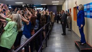 Hillary Clinton posa para fotos com correligionários em evento na Flórida.