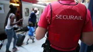На железнодорожной станции Зуид-Миди в Брюсселе стоит железнодорожный охранник 22.08.2015