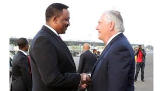 ዶክተር ወርቅነህ ገበየን ምስ ሬክ ቲለርሰን እንትጨባበጡ