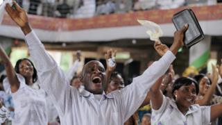 Abariko barasenga mw'isengero rya Pure Fire Miracle Church rya Achimota, i Accra muri Ghana itariki 04/01/2009