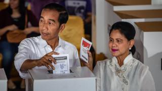 Президент Индонезии Джоко Видодо и его жена Ириана голосуют на избирательном участке 17 апреля 2019 года в Джакарте, Индонезия