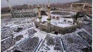 قالت الرياض السعودية في افتتاحيتها إن شعائر الحج تشكل "لوحة بيضاء تعيد المسلمين إلى الرسالة السامية التي دعا إليها دينهم
