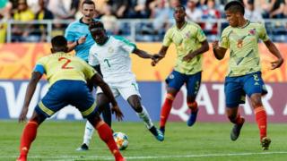 Le Sénégalais Amadou Sagna dispute le ballon aux Colombiens Jaime Alvarado et Carlos Cuesta.