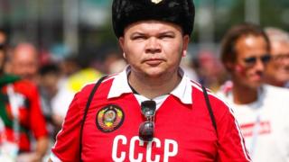 Болельщик в атрибутике СССР