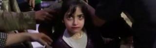 Девушка смотрит на после предполагаемой атаки химического оружия