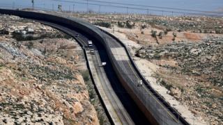 قسمت چپ برای فلسطینیها و قسمت راست این جاده مخصوص یهودیانی است که در شهرکهای مخصوص در مناطق اشغال شده فلسطین زندگی میکنند