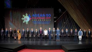 菲律宾马尼拉东盟峰会开幕式上各与会国家领导人合照(13/11/2017)