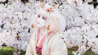 minoriさんは、白塗りメイクが作り出すまっさらなキャンバスと自然からヒントを得ると言う