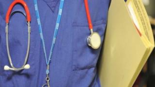 Di doctors dem for Canada say dem dey offended as dem receive big salary wen nurses and patients dey struggle.