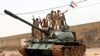 güneydeki ayrılıkçılar tankın üzerinde