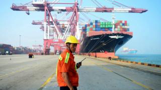 Мужчина стоит в порту в Китае