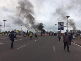Waandamanaji wakiweka vizuizi na kuchoma moto katika barabara za Kinshasa