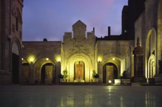 Двор церкви мученика Армении в Сирии