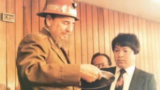 El periodista Iván Miranda le entrega a Fidel Castro una condecoración del gremio de periodistas de Bolivia en 1993.