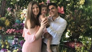 Raylane,y Edes junto a su hija Cecilia.