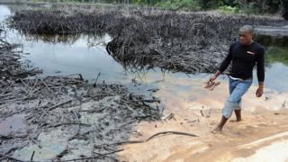 Man dey waka pass oil spill