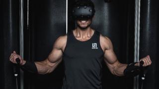 Modelo probando la realidad virtual. (Foto: Black Box VR)