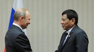 Tổng thống Nga Vladimir Putin gặp Tổng thống Philippines Rodrigo Duterte bên lề hội nghị Apec ở Peru