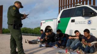 Un agente frente a varios detenidos