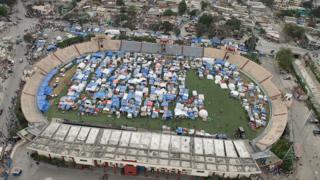 Campamento en un estadio de fútbol