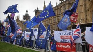 Pro and anti-Brexit protesters outside Parliament