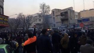 نهضت آزادی گفته است اعتراضهای دی ماه ۹۶، "آمادگی جامعه ایران را برای شکلگیری و فراگیر ساختن بسترهای کلان خشونت نشان داده