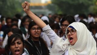 নিরাপদ সড়কের দাবীতে ঢাকার রাজপথে স্কুল ছাত্রীদের বিক্ষোভ, ০৪-০৮-২০১৮।
