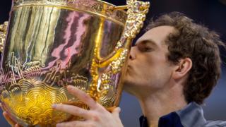 Murray kissing the China Open trophy