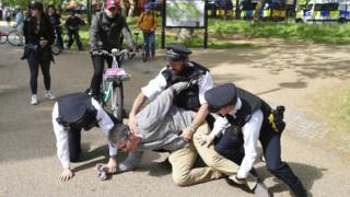عناصر شرطية تسيطر على أحد المتحتجين في حديقة بلندن