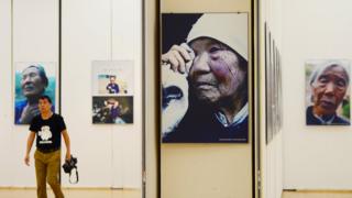 杭州图书馆、杭州图书馆事业基金会主办的70位国际幸存慰安妇图片、实物展在杭州图书馆开展,展出中国、韩国等地的70位慰安妇幸存者的肖像照、日常物品和手印等展品。