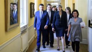 Stanislav Yezhov (ortada) Ukrayna Başbakanı Vladimir Groysman ve İngiltere Başbakanı Theresa May'in arasında