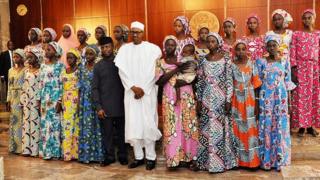 Le président Buhari prend photo le 19 octobre 2016 avec les 21 filles libérées par Boko Haram