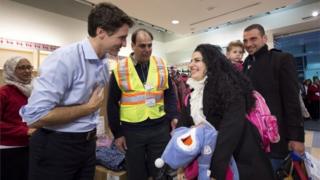 Kanada Başbakanı Justin Trudeau, 2015 yılında Kanada'ya gelen Suriyeli mültecileri havaalanında karşılamıştı.